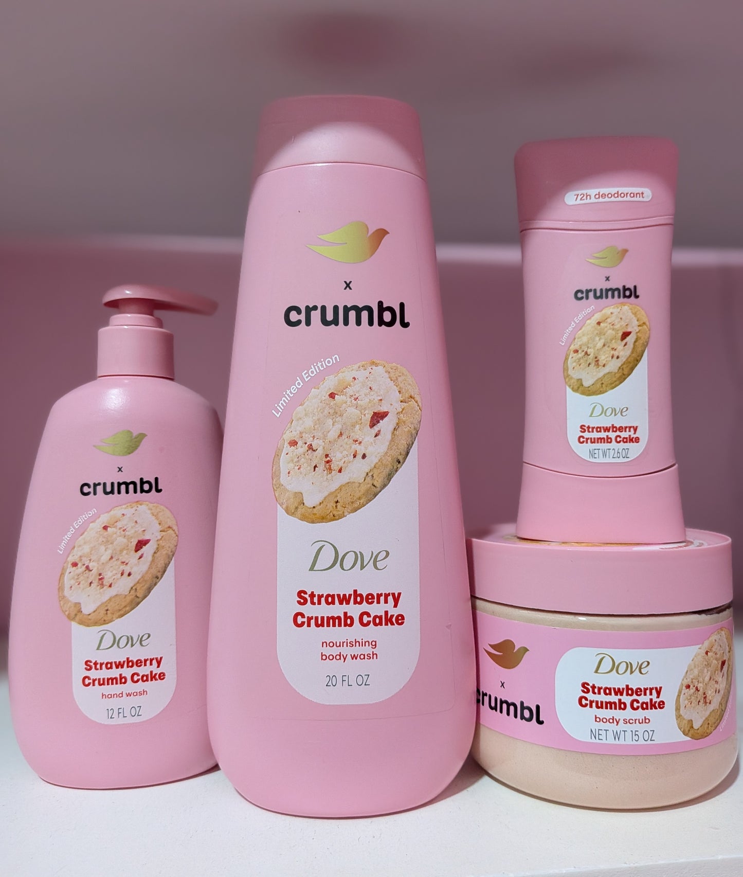Crumbl Cookie Strawberry Crumb Cake Gift Set (4 Artículos)